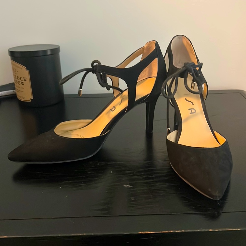 Suede pump with lace